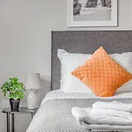 Contemporary 2 Bedroom Apt, Town Centre By Tent Serviced Apartments