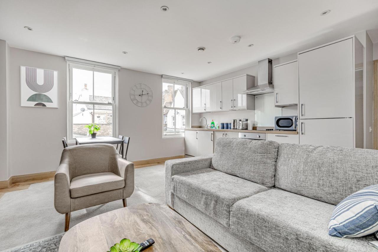Contemporary 2 Bedroom Apt, Town Centre By Tent Serviced